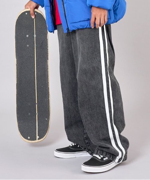 GLAZOS(グラソス)の「【大人向けサイズあり】デニム・配色ラインパンツ(デニムパンツ・キッズ・ブルー/ライトブルー/ブラック・S/M/L/LL)」の1枚目の写真