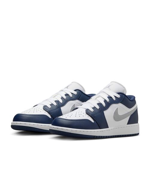 JORDAN BRAND（ジョーダンブランド）の「《親子コーデ対応商品》エア ジョーダン 1 LOW ジュニアシューズ / Air Jordan 1 Low Big Kids' Shoes 553560-141 White（スニーカー・キッズ・ホワイト系2・22.5/23/23.5/24/24.5/25）」の5枚目の写真