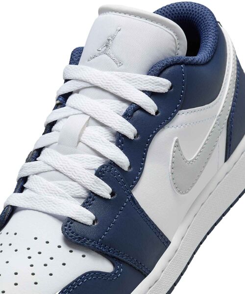 JORDAN BRAND（ジョーダンブランド）の「《親子コーデ対応商品》エア ジョーダン 1 LOW ジュニアシューズ / Air Jordan 1 Low Big Kids' Shoes 553560-141 White（スニーカー・キッズ・ホワイト系2・22.5/23/23.5/24/24.5/25）」の7枚目の写真