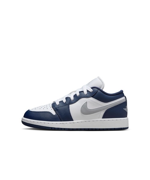JORDAN BRAND（ジョーダンブランド）の「《親子コーデ対応商品》エア ジョーダン 1 LOW ジュニアシューズ / Air Jordan 1 Low Big Kids' Shoes 553560-141 White（スニーカー・キッズ・ホワイト系2・22.5/23/23.5/24/24.5/25）」の2枚目の写真