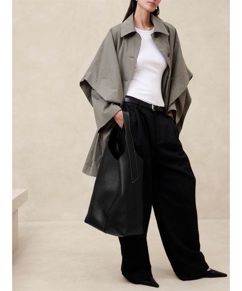 Banana Republic（バナナリパブリック）の「Vida レザースラウチーバッグ（ショルダーバッグ・レディース・ブラック・ONE SIZE）」の2枚目の写真