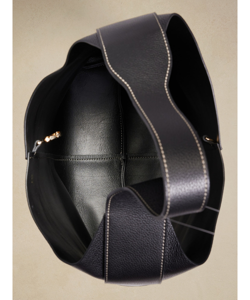 Banana Republic（バナナリパブリック）の「Vida レザースラウチーバッグ（ショルダーバッグ・レディース・ブラック・ONE SIZE）」の4枚目の写真