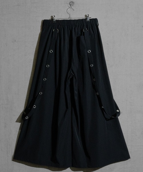 JOHN'S CLOSET(ジョンズクローゼット)の「【31】アイレットサスペンダー付き ワイド袴パンツ(スラックス・メンズ・ブラック・MEDIUM/LARGE)」の2枚目の写真