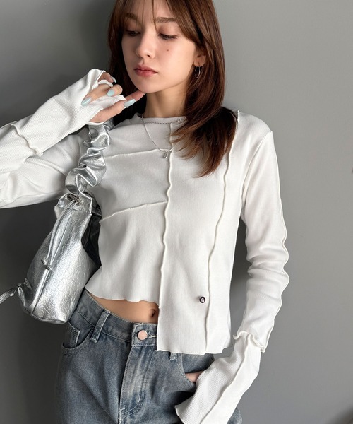 mily bilet(ミウィビレット)の「【mily bilet】さりげない華やかさを演出。アシメ切り替えクロップドテレコロンT(長袖)(Tシャツ/カットソー・レディース・オフホワイト/ブラック/チャコールグレー・X-LARGE/SMALL/MEDIUM/LARGE)」の10枚目の写真