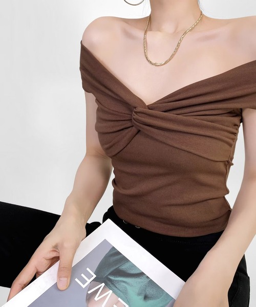 Jasmine Grandiflorum(ジャスミングランディフローラム)の「【Jasmine】オフショルクロスデザイン半袖Tシャツ (SS)(Tシャツ/カットソー・レディース・チョコ/ホワイト/ブラック/ピンク・FREE)」の1枚目の写真