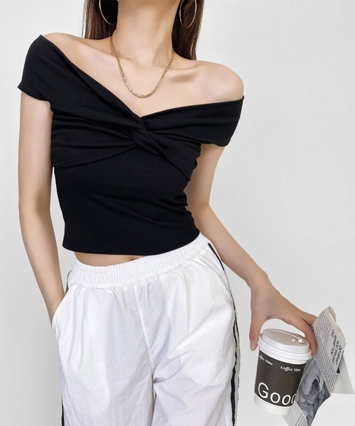 Jasmine Grandiflorum(ジャスミングランディフローラム)の「【Jasmine】オフショルクロスデザイン半袖Tシャツ (SS)(Tシャツ/カットソー・レディース・チョコ/ホワイト/ブラック/ピンク・FREE)」の3枚目の写真