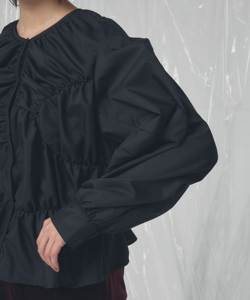 ELLEgirl（エルガール）の「デザイン切替ギャザーブラウス【ELLEgirl/エルガール】（シャツ/ブラウス・レディース・ブラック/オフホワイト・FREE）」の3枚目の写真