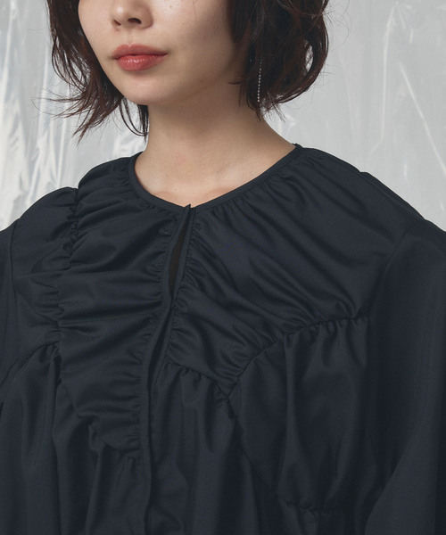 ELLEgirl（エルガール）の「デザイン切替ギャザーブラウス【ELLEgirl/エルガール】（シャツ/ブラウス・レディース・ブラック/オフホワイト・FREE）」の4枚目の写真