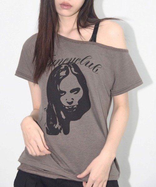 FANCY CLUB（ファンシークラブ）の「★K-POPアイドル着用 FANCY CLUB／ワンショルダーＴ（Tシャツ/カットソー・レディース・ブラウン/ブラック・FREE）」の2枚目の写真