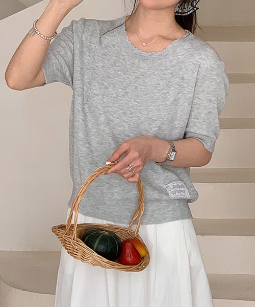 BANICO(バニコ)の「ワッペン付きクルーネック半袖ニットトップス (SS)(ニット/セーター・レディース・ライトベージュ/ピンク/グレー/ブルー/ネイビー・FREE)」の2枚目の写真