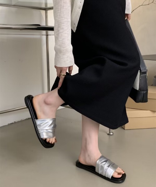 Ritzy(リッツィー)の「ギャザーデザイン フラットサンダル(サンダル・レディース・シルバー/ブラック・24/23.5/23/22.5/25/24.5)」の11枚目の写真