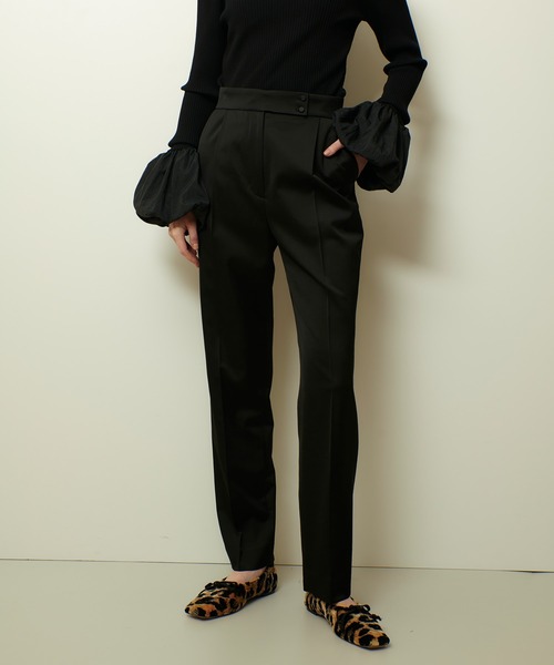 allureville(アルアバイル)の「クロップドテーパードパンツ(その他パンツ・レディース・ブラック/ブラウン・1/2)」の2枚目の写真