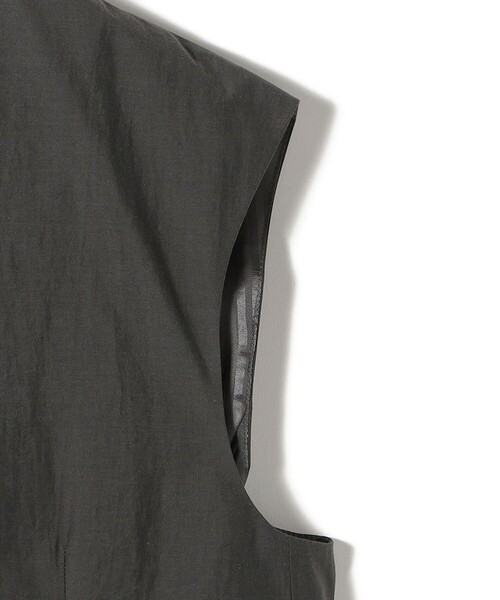 SHIPS(シップス)の「SHIPS Primary Navy Label:〈手洗い可能〉MANTECO ジレ(ベスト・レディース・ダークグレー/オフホワイト・ONE SIZE)」の8枚目の写真