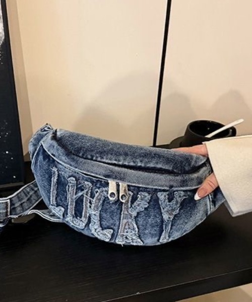 Coo+i(クーイ)の「デカロゴ デニムボディボディバッグ(ボディバッグ/ウエストポーチ・レディース・ブラック/ブルー・FREE)」の15枚目の写真