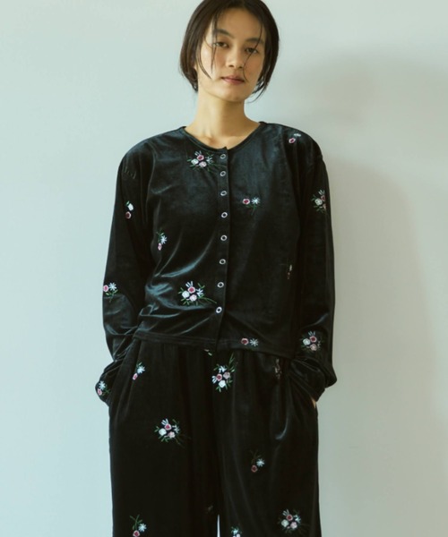 Libra Cue(リブラ キュー)の「フラワー刺繍ベロアカーディガン(カーディガン/ボレロ・レディース・ブラック・FREE)」の2枚目の写真