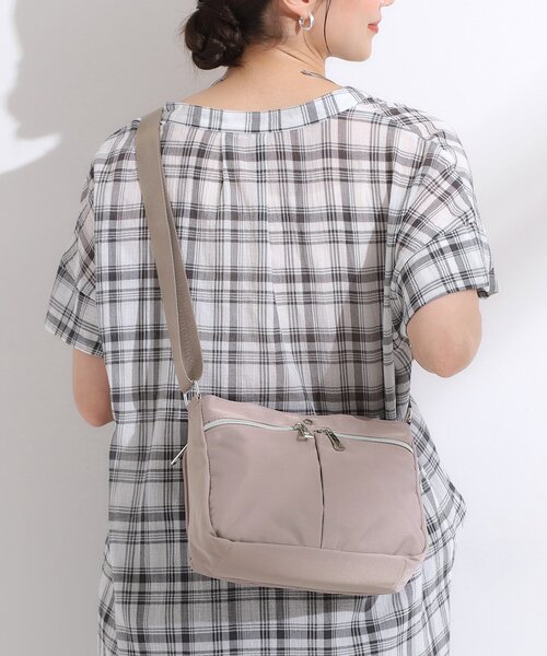 SHOO・LA・RUE（シューラルー）の「【撥水】フロントポケットショルダーバッグ（ショルダーバッグ・レディース・ブラック/グレー/ベビーピンク・00）」の19枚目の写真