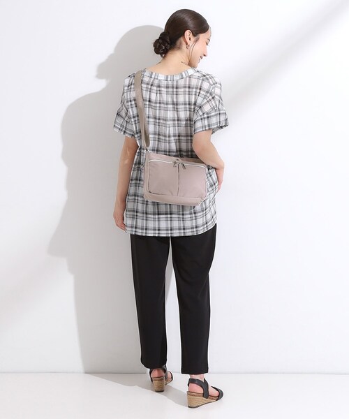 SHOO・LA・RUE（シューラルー）の「【撥水】フロントポケットショルダーバッグ（ショルダーバッグ・レディース・ブラック/グレー/ベビーピンク・00）」の18枚目の写真