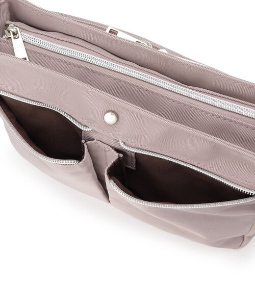 SHOO・LA・RUE（シューラルー）の「【撥水】フロントポケットショルダーバッグ（ショルダーバッグ・レディース・ブラック/グレー/ベビーピンク・00）」の4枚目の写真