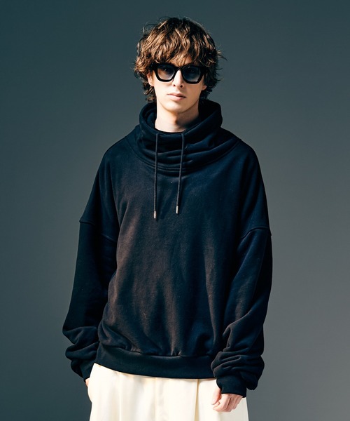 glamb(グラム)の「High Neck Balloon Sweat / ハイネックバルーンスウェット(スウェット・メンズ・ブラック/マスタード・S/M/L)」の2枚目の写真
