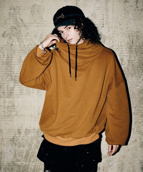 glamb(グラム)の「High Neck Balloon Sweat / ハイネックバルーンスウェット(スウェット・メンズ・ブラック/マスタード・S/M/L)」の12枚目の写真