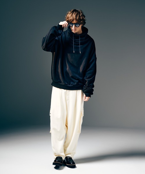 glamb(グラム)の「High Neck Balloon Sweat / ハイネックバルーンスウェット(スウェット・メンズ・ブラック/マスタード・S/M/L)」の7枚目の写真