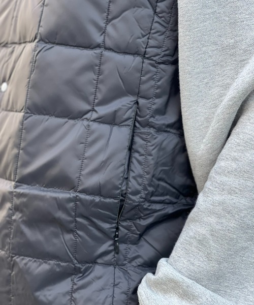 TAION（タイオン）の「【TAION】V NECK BUTTON DOWN VEST（ダウンベスト・メンズ・オリーブ/ブラック/タイガーカモ・MEDIUM/LARGE/X-LARGE）」の9枚目の写真