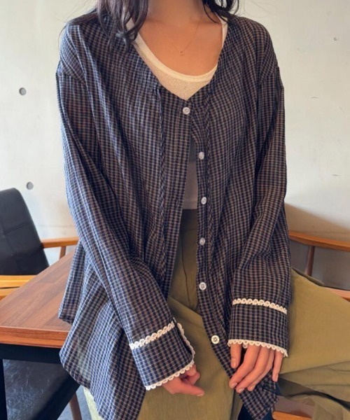 semplice(センプリチェ)の「チェック柄 丸ネック リボンテープ レースカフス シャツ(シャツ/ブラウス・レディース・ホワイト/ネイビー・F)」の2枚目の写真