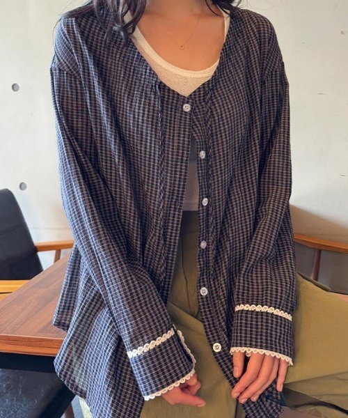 semplice(センプリチェ)の「チェック柄 丸ネック リボンテープ レースカフス シャツ(シャツ/ブラウス・レディース・ホワイト/ネイビー・F)」の7枚目の写真