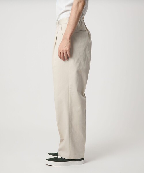 green label relaxing（グリーンレーベルリラクシング）の「コットン チノ 1プリーツ W4 ワイドパンツ（チノパンツ・メンズ・ナチュラル/ブラック/ダークブラウン・L/M/XL/S）」の16枚目の写真
