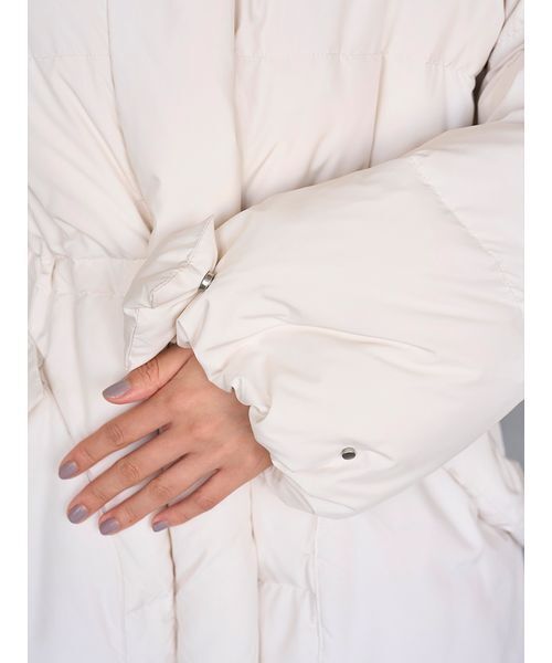 SNIDEL（スナイデル）の「【WEB限定カラーあり】西川フードファーミドルダウン（ダウンジャケット/コート・レディース・ブルー/グレー/ブラック/アイボリー・F）」の8枚目の写真