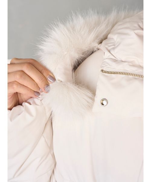 SNIDEL（スナイデル）の「【WEB限定カラーあり】西川フードファーミドルダウン（ダウンジャケット/コート・レディース・ブルー/グレー/ブラック/アイボリー・F）」の12枚目の写真