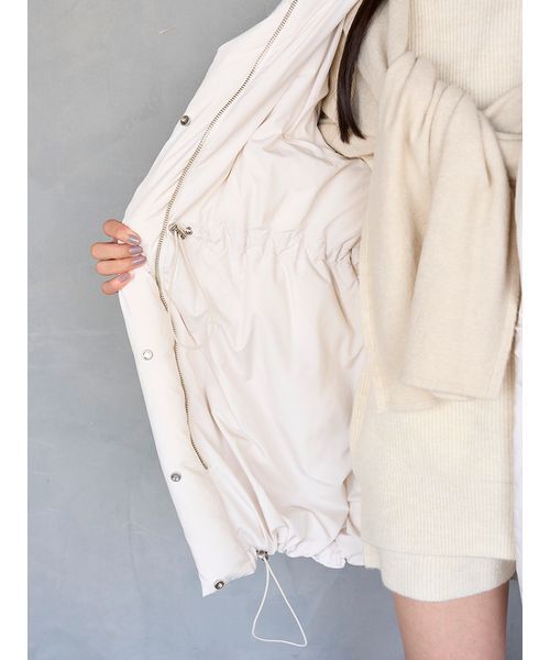 SNIDEL（スナイデル）の「【WEB限定カラーあり】西川フードファーミドルダウン（ダウンジャケット/コート・レディース・ブルー/グレー/ブラック/アイボリー・F）」の14枚目の写真