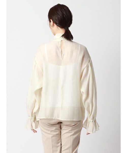 SUIT SQUARE（スーツスクエア）の「CHANTOWA ボリュームスリーブシアーボウタイブラウス ウォッシャブルオーガンジー 無地 キャミソール付き（シャツ/ブラウス・レディース・ブラウン系/アイボリー系/カーキ系・38(9号)）」の7枚目の写真