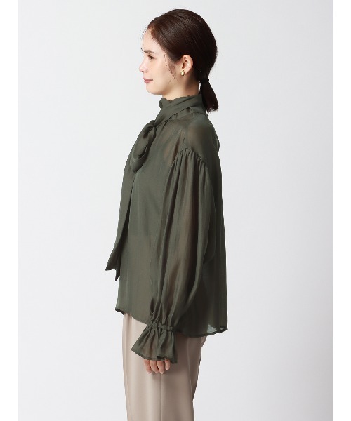 SUIT SQUARE（スーツスクエア）の「CHANTOWA ボリュームスリーブシアーボウタイブラウス ウォッシャブルオーガンジー 無地 キャミソール付き（シャツ/ブラウス・レディース・ブラウン系/アイボリー系/カーキ系・38(9号)）」の19枚目の写真