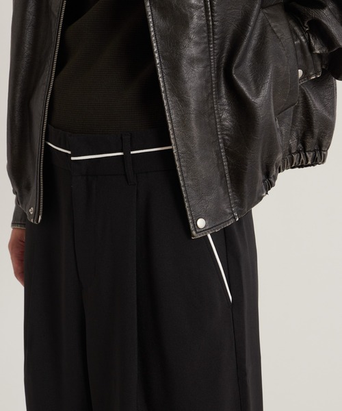 WHO'S WHO gallery(フーズフーギャラリー)の「パイピングワイドパンツ(その他パンツ・メンズ・チャコールグレー/ブラック/カーキ・マルチサイズ)」の4枚目の写真