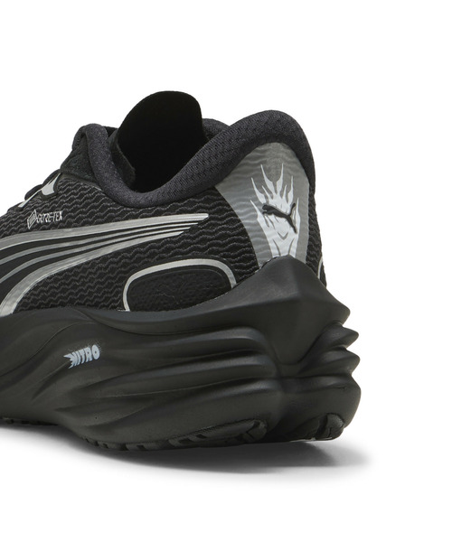 PUMA(プーマ)の「PUMA プーマ メンズ ヴェロシティ ニトロ 4 ゴアテックス ランニングシュー(スニーカー・メンズ・ブラック×シルバー・30.0cm/29.5cm/31cm/25.0cm/28.0cm/27.5cm/29.0cm/28.5cm/26.0cm/25.5cm/27.0cm/26.5cm)」の4枚目の写真