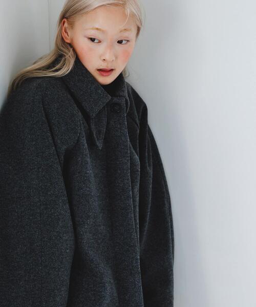 KBF（ケイビーエフ）の「ステンカラーコクーンロングコート（ステンカラーコート・レディース・チャコールグレー/ブラック/ブラウン・36/38）」の14枚目の写真