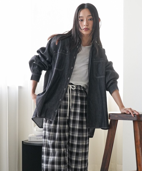 mili an deni(ミリアンデニ)の「オーバーサイズデニムシャツ(シャツ/ブラウス・レディース・ブラック/インディゴブルー・M)」の4枚目の写真