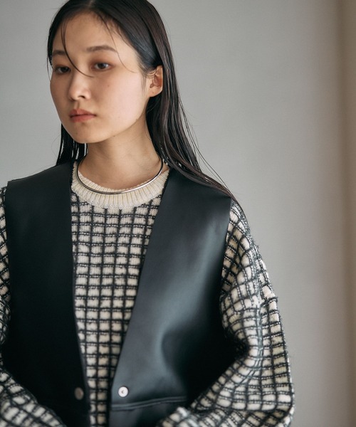 LEPSIM（レプシィム）の「リバーシブルボアフェイクレザーベスト　598317（ベスト・レディース・ブラック/ブラウン/グレイッシュベージュ・FREE）」の5枚目の写真