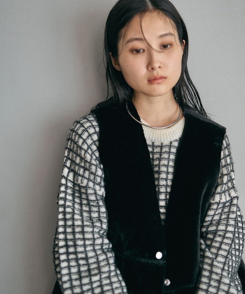 LEPSIM（レプシィム）の「リバーシブルボアフェイクレザーベスト　598317（ベスト・レディース・ブラック/ブラウン/グレイッシュベージュ・FREE）」の10枚目の写真