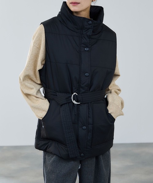 Mac-House（マックハウス）の「milli de l'air 中綿ベルテッドハイネックベスト（その他アウター・レディース・ベージュ/ブラック・M）」の2枚目の写真