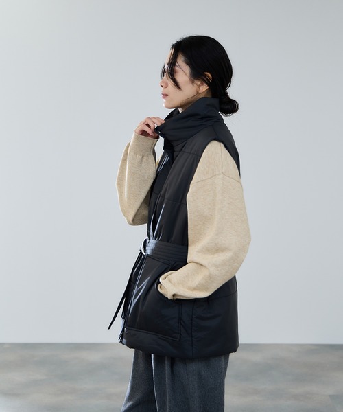 Mac-House（マックハウス）の「milli de l'air 中綿ベルテッドハイネックベスト（その他アウター・レディース・ベージュ/ブラック・M）」の4枚目の写真