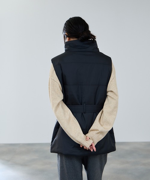 Mac-House（マックハウス）の「milli de l'air 中綿ベルテッドハイネックベスト（その他アウター・レディース・ベージュ/ブラック・M）」の5枚目の写真