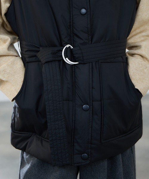 Mac-House（マックハウス）の「milli de l'air 中綿ベルテッドハイネックベスト（その他アウター・レディース・ベージュ/ブラック・M）」の8枚目の写真