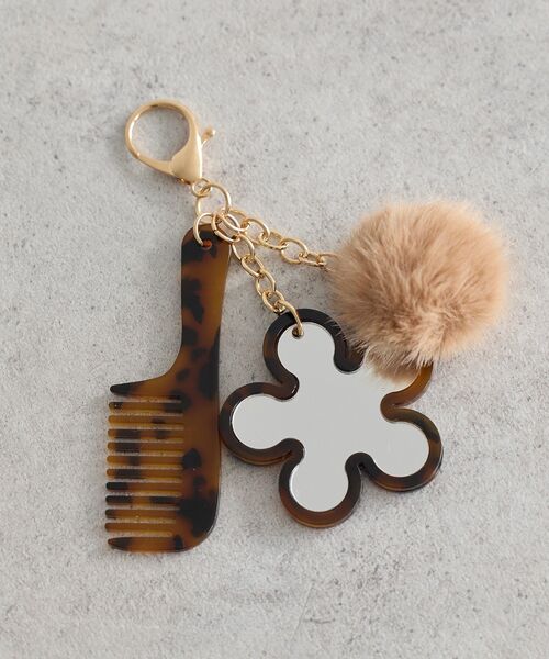 earth music&ecology（アースミュージックアンドエコロジー）の「ファーポンポン＋べっ甲ミラー付きチャーム（キーホルダー・レディース・ベージュ/ブラック・FREE）」の2枚目の写真