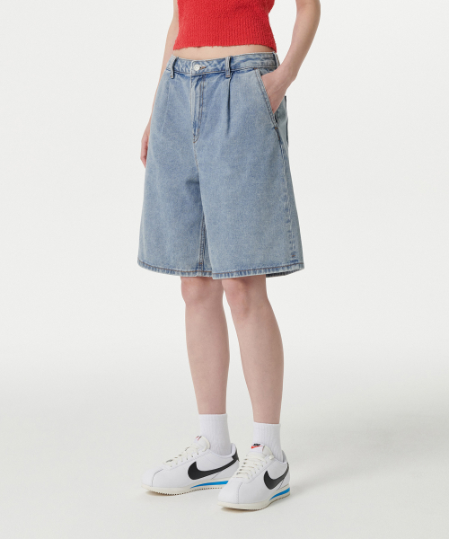 MUSINSA STANDARD WOMAN（ムシンサスタンダードウーマン）の「ウィメンズワイドバミューダデニムショーツ[ライトインディゴ]（デニムパンツ・レディース・その他・26/27/28/29/24/25/30）」の2枚目の写真