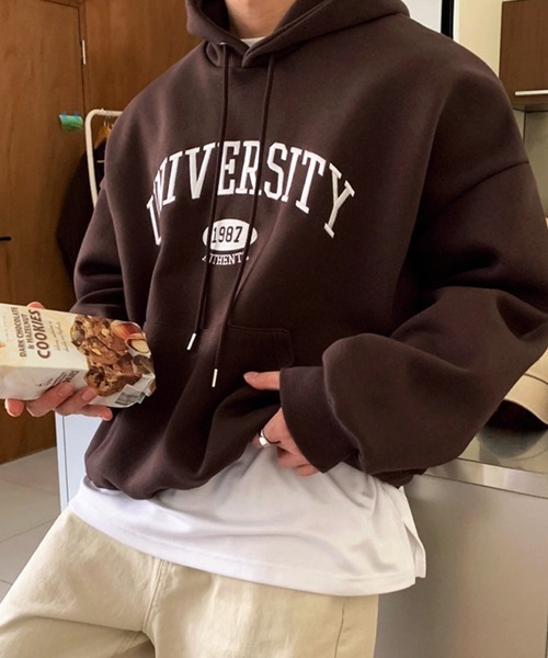 NOWLE(ノウル)の「【NOWLE】UNIVERSITY カレッジロゴ 刺繍 プルオーバーパーカー(パーカー・メンズ・ブラウン/グレー・MEDIUM/LARGE/X-LARGE)」の2枚目の写真