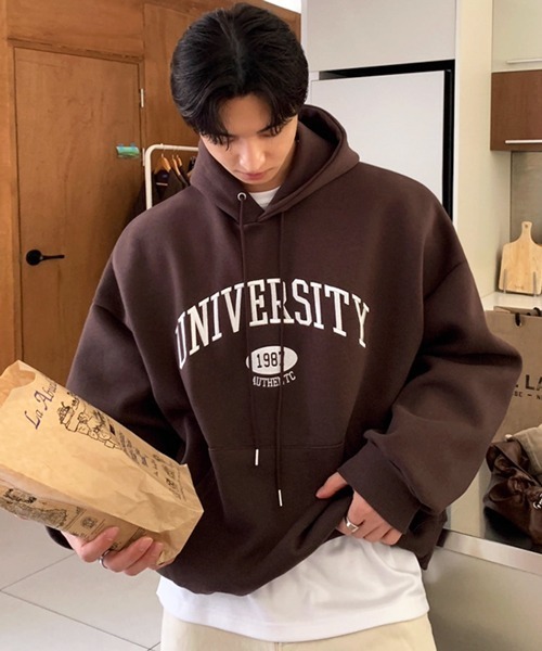 NOWLE(ノウル)の「【NOWLE】UNIVERSITY カレッジロゴ 刺繍 プルオーバーパーカー(パーカー・メンズ・ブラウン/グレー・MEDIUM/LARGE/X-LARGE)」の5枚目の写真