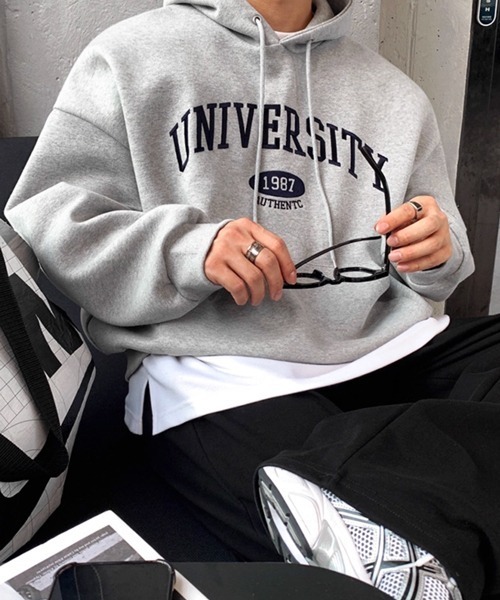 NOWLE(ノウル)の「【NOWLE】UNIVERSITY カレッジロゴ 刺繍 プルオーバーパーカー(パーカー・メンズ・ブラウン/グレー・MEDIUM/LARGE/X-LARGE)」の3枚目の写真