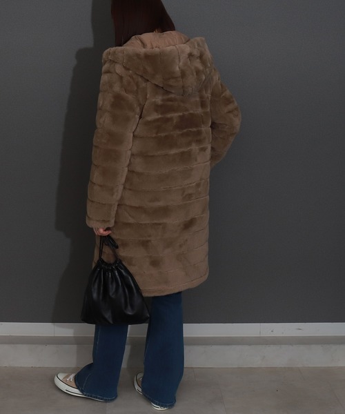 libelle more(リベル モア)の「ボーダーフェイクファーリバーシブルロングコート(ダウンジャケット/コート・レディース・ブラック/グレー/ベージュ/モカ・M/L)」の18枚目の写真